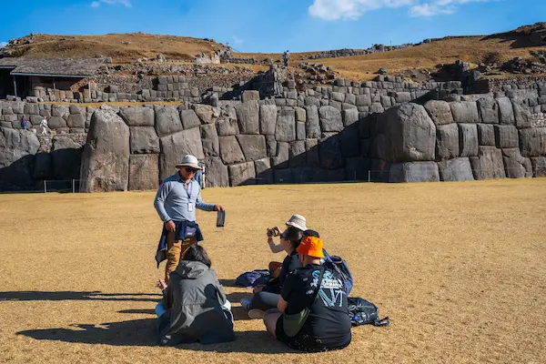Guía local explicando en un sitio arqueológico
