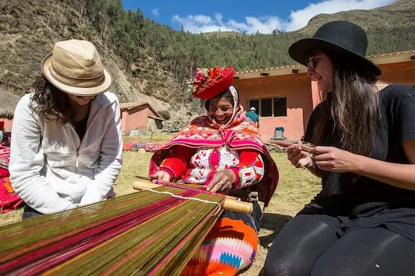 Weaving workshops in Huilloc Live the Andes